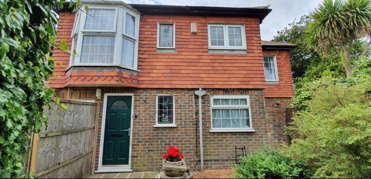 Beautiful 1 Bedroom Cottage With Courtyard. ディール エクステリア 写真
